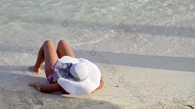 女人坐着海滩转<strong>伤感</strong>地天空背景加勒比